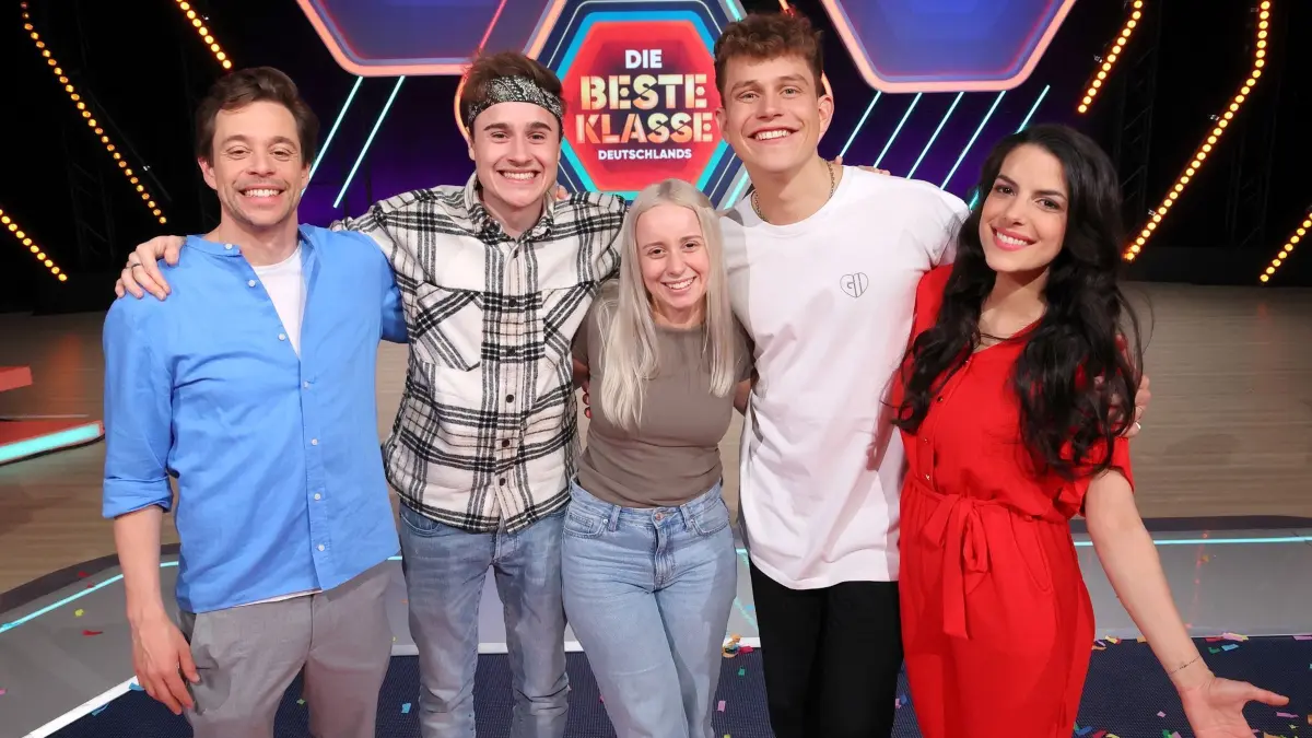 „Die beste Klasse Deutschlands“ — Frühjahrsstaffel 2024: Clarissa und Tobi mit ihren Gästen Fabian Baggeler, Maria Ziffy und Gregor Hägele. Sie alle freuen sich auf das Superfinale von "Die beste Klasse Deutschlands" 2024! © KiKA/Steffen Becker - Honorarfreie Verwendung gemäß AGB im engen inhaltlichen redaktionellen Zusammenhang mit genannter Sendung bei Nennung "Bild: KiKA/Steffen Becker" / Weiterer Text über ots und www.presseportal.de/nr/6535 Foto: Seffen Becker-fotodesign/KiKA/Steffen Becker/obs