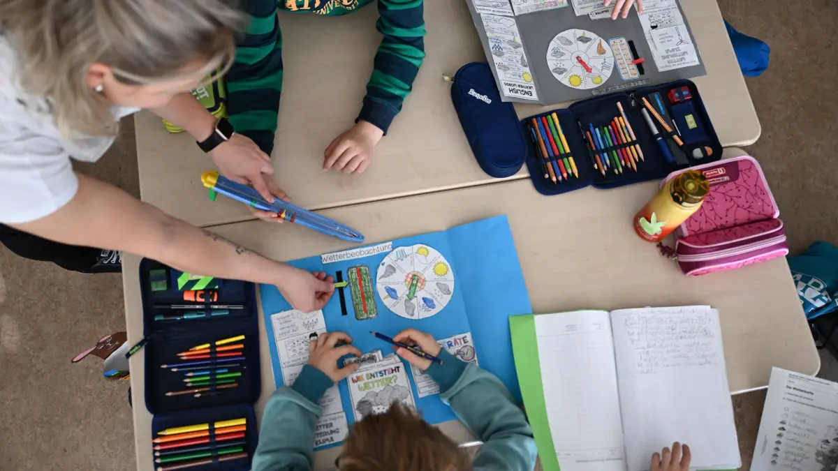 Schüler einer Grundschule arbeiten in einem Klassenzimmer in ihren Heften. Die GEW (Gewerkschaft Erziehung und Wissenschaft) Baden-Württemberg hat für die gut 2.400 Grundschulen in Baden-Württemberg eine Studie beauftragt, den Lehrkräftebedarf bis 2035 neu zu berechnen. +++ dpa-Bildfunk +++