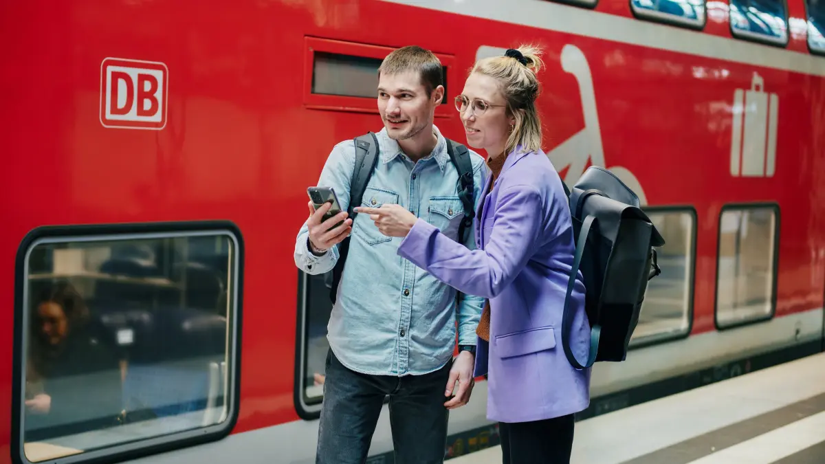 Reisende auf Bahnsteig