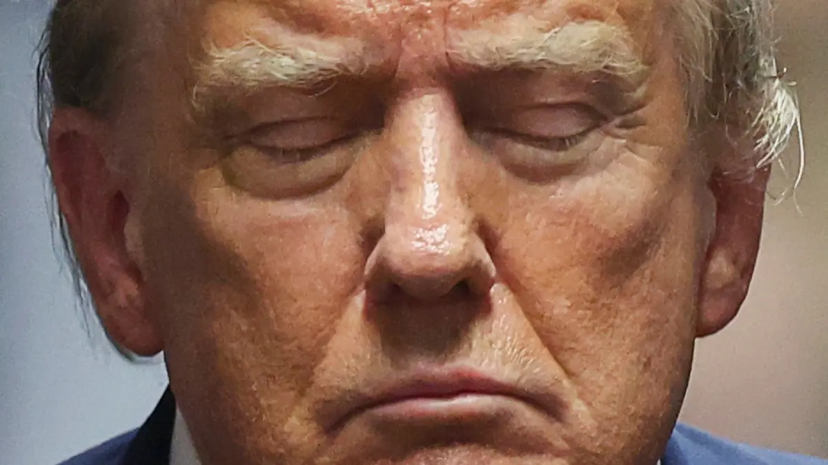 Strafprozess gegen Ex–US–Präsident Trump in Manhattan: 16.05.2024, USA, New York: Der ehemalige US-Präsident Donald Trump schließt die Augen während eines Prozesstags vor dem Strafgericht in Manhattan. Foto: Mike Segar/Pool Reuters/AP/dpa +++ dpa-Bildfunk +++