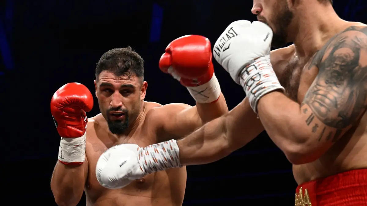 Profiboxer Agit Kabayel (links)