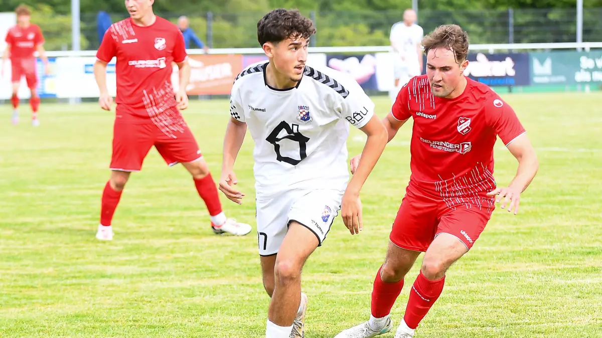 SG Empfingen vs. SV Croatia Reutlingen, Fussball, Landesliga Staffel 3, Wuerttemberg, 32. Spieltag, Spielzeit 2023/2024, 18.05.2024,: Edis Sentuerk, (SV Croatia Reutlingen, #77) im Zweikampf mit Marius Tittjung, (SG Empfingen, #20),
SG Empfingen vs. SV Croatia Reutlingen, Fussball, Landesliga Staffel 3, Wuerttemberg, 32. Spieltag, Spielzeit 2023/2024, 18.05.2024,
Foto: Eibner-Pressefoto/Andreas Ulmer