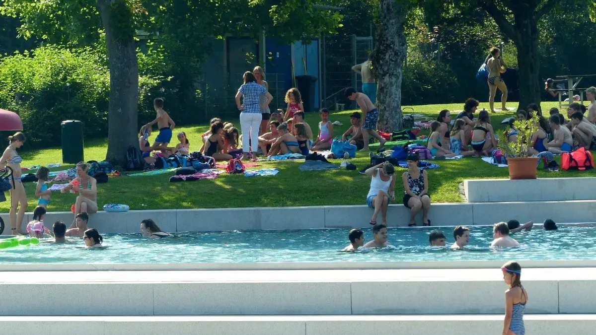 Im kleinen Becken und auf den Wiesen geht’s eng her in diesen Hitzetagen.
Freibad Pfullingen 1 lyn.jpg