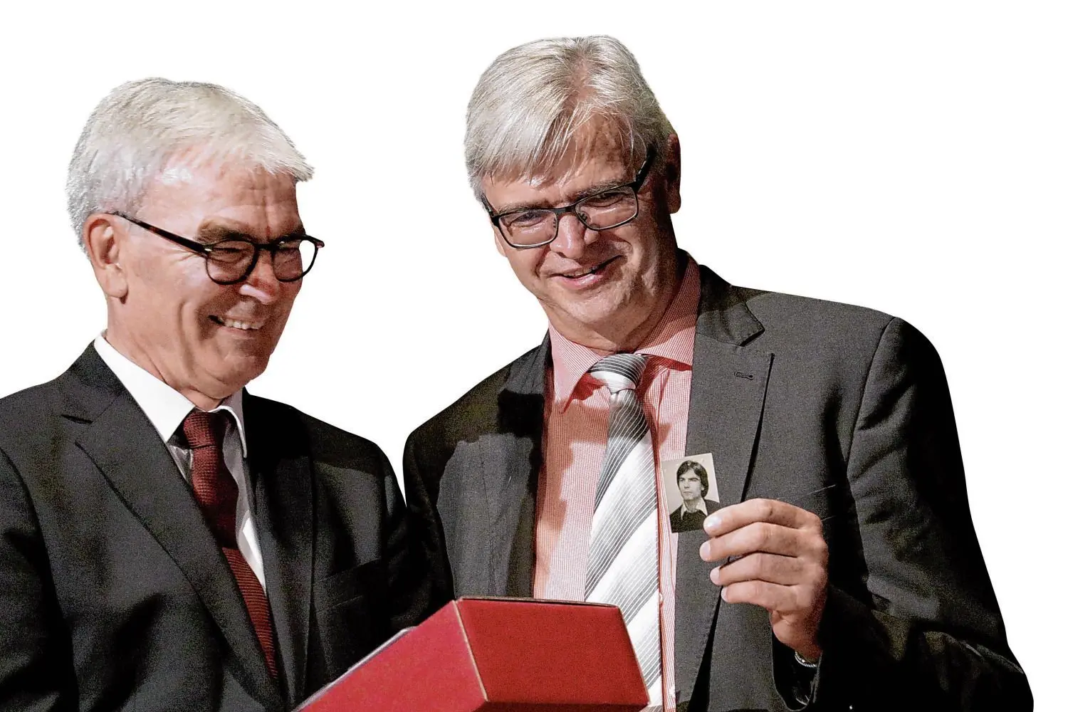 „Frau Käßmann, hier bringe ich Ihnen Ihren Mann zurück“: Schulamtsdirektor Alois Schmitt (rechts) hat in alten Akten ein Schwarz-Weiß-Foto des jungen Dieter Käßmann gefunden.