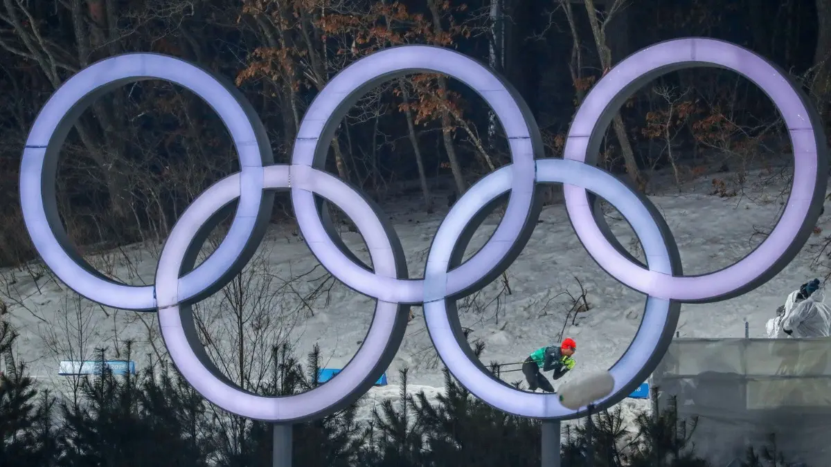Starke Bilder: Davon leben sportliche Großereignisse wie die Olympischen Winterspiele. Doch hinter den Kulissen war nicht alles so glanzvoll wie dargestellt. ⇥
22.02.2018, Südkorea, Pyeongchang: Olympia, Nordische Kombination, Mannschaft, Langlauf, Herren, Alpensia-Skilanglauf-Zentrum: Vinzenz Geiger aus Deutschland als Startläufer. Foto: Daniel Karmann/dpa +++ dpa-Bildfunk +++