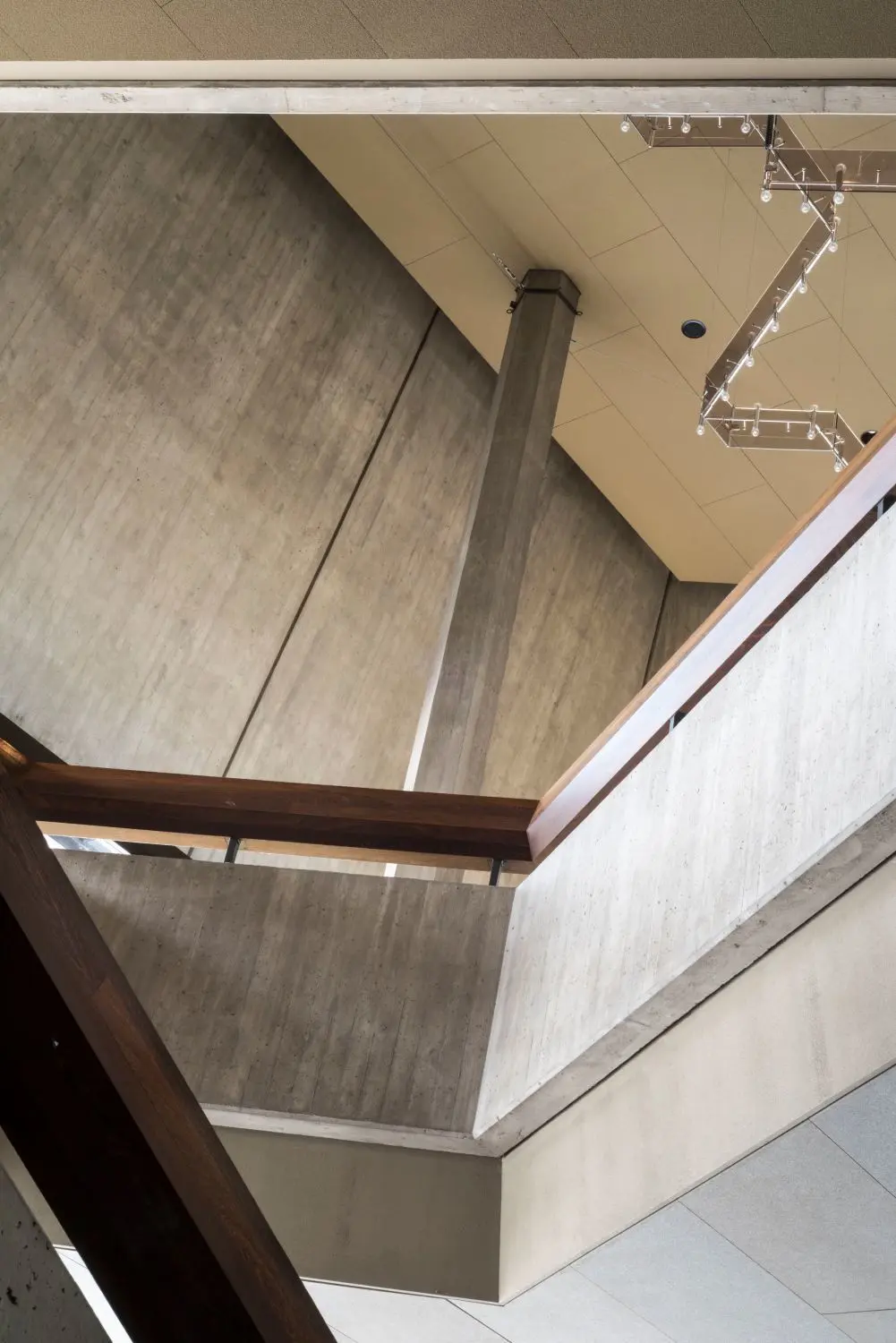 „Total polygonal“: Die Fotografin Kerstin Schomburg hat einen Rundgang durchs Theater unternommen – ihre Bestandsaufnahme ist in einer Ausstellung im Foyer bis 10. November zu sehen.