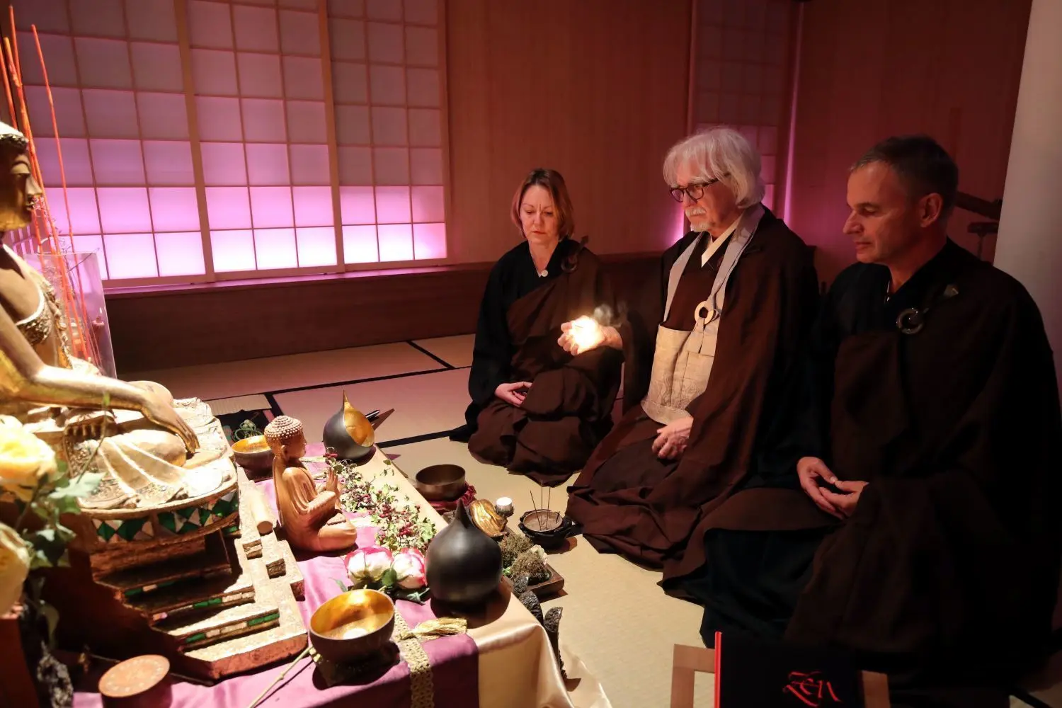 Die Sensei Su shô Dai’i Dõshin AN und Klaus Tadashi Taiki Dai’man Konin mit Zen-Meister Henry E’nõ Tai sen Rõshi.