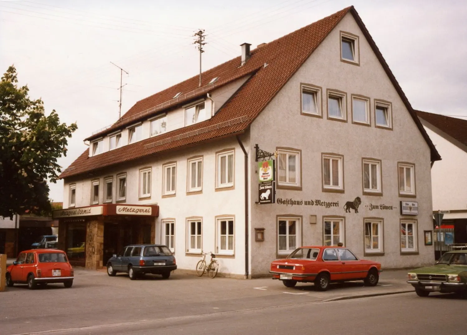 So sah das Haus in der Pfuhler Hauptstraße 67 früher aus, als das Gasthaus „Zum Löwen“ dominierte und der Metzgerladen nur im kleinen Anbau (links) betrieben wurde.