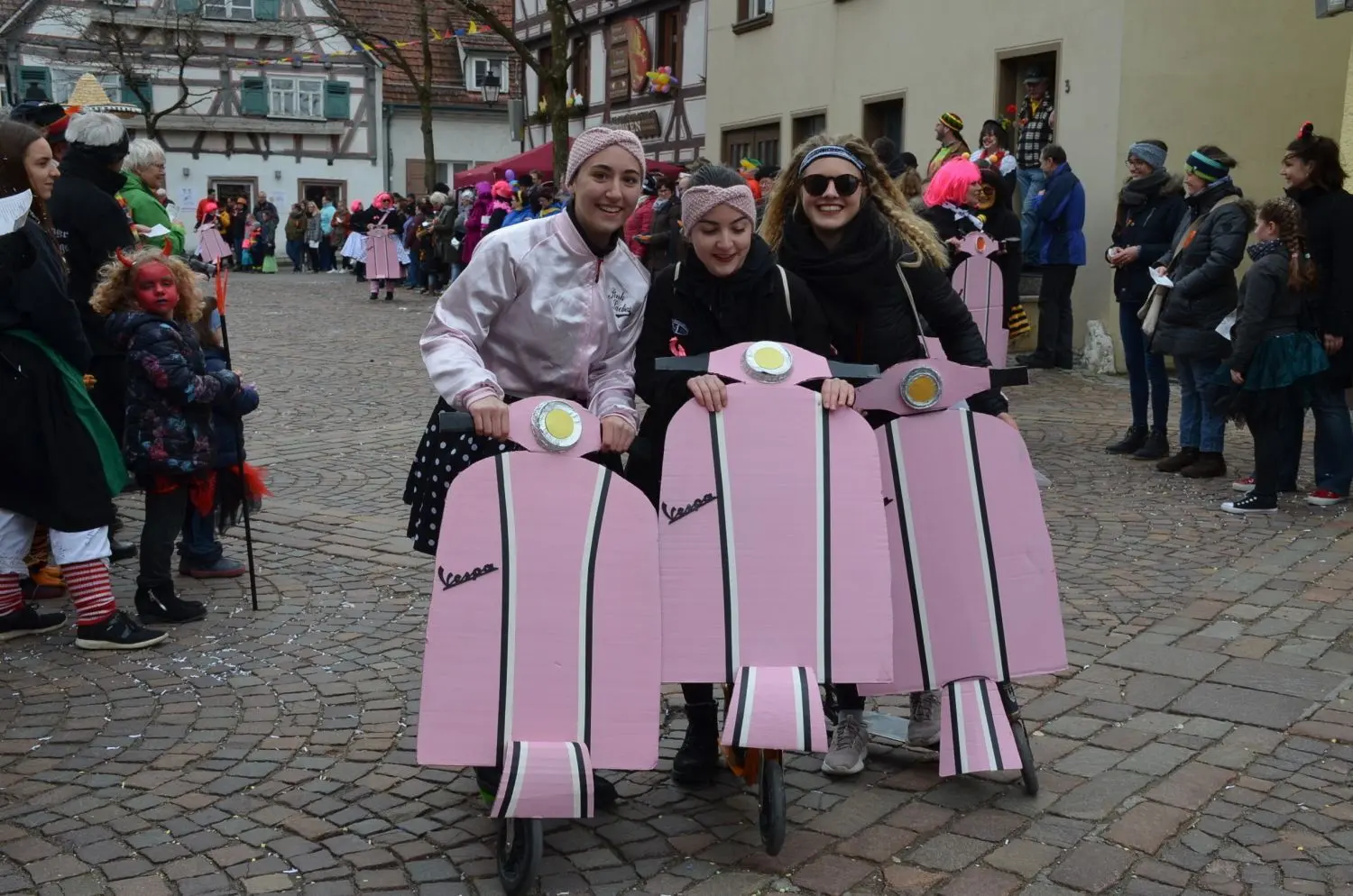 Herrlich nostalgisch und in bonbonrosa: Die Gruppe Balbina-Fuchsloch war mit Vespas unterwegs.⇥