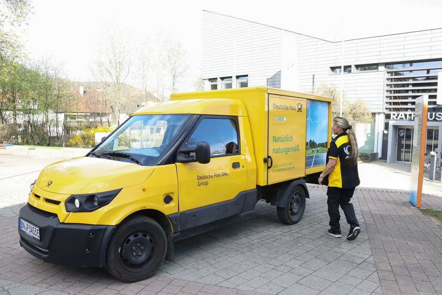 Carmen Strahberger tourt mit ihrem „StreetScooter“ umweltschonend für die Deutsche Post DHL Group durch Gingen und liefert Pakete sowie Briefe an etwa 580 Haushalte aus.⇥