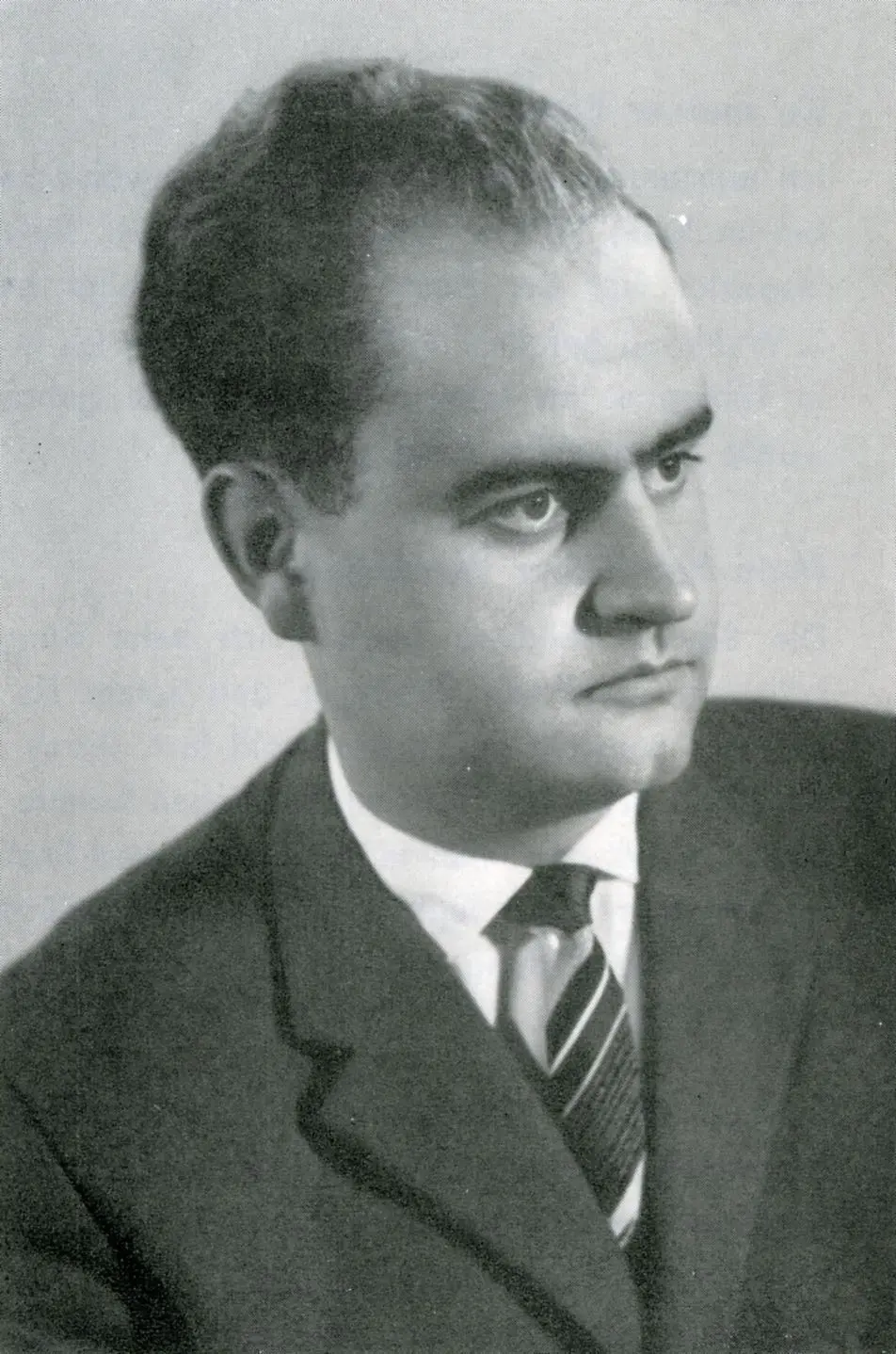 Hans König, 1966 bis 1986 Bürgermeister der Stadt Gaildorf, älteres Portraitfoto aus der Zeit um 1961, als er für das Amt des Bürgermeisters von Nellmersbach kandidierte und dort mit haushoher Mehrheit von rund 80 Prozent gewählt wurde⇥