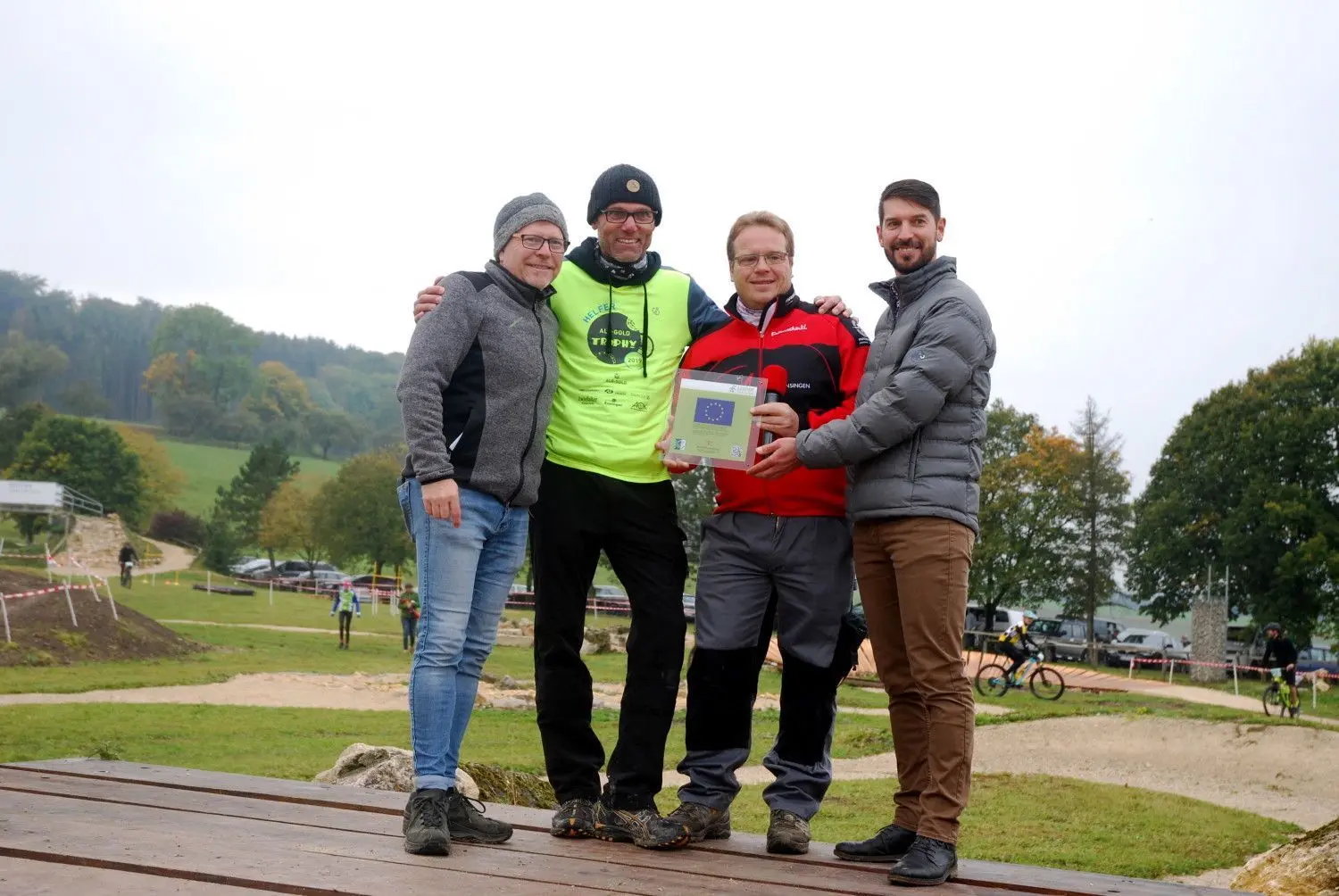 Bürgermeister Mike Münzing, Bauleiter Joachim Tress, Abteilungsleiter Michael Lamparter und Leader-Regionalmanager Hannes Bartholl (von links nach rechts) bei der Übergabe der Leader-Plakette für den neuen Bike-Park.⇥