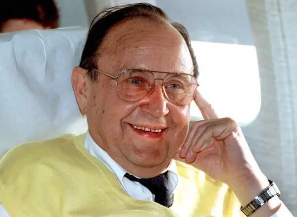 Der ehemalige Bundesaußenminister Hans-Dietrich Genscher (Foto vom 24.4.1992) trug häufig die hellgelben Merino Pullis von Maerz.