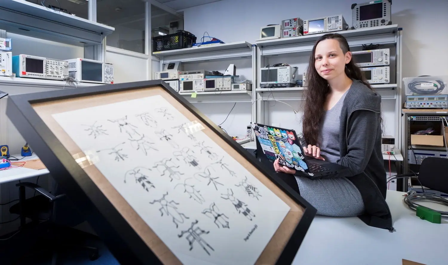 Künstlerin und Programmiererin Sabine Wieluch im Verschwörhaus. Hier sieht man ein älteres Kunstprojekt: Ein Code, der Käfer generiert – jeder ist ein Unikat.