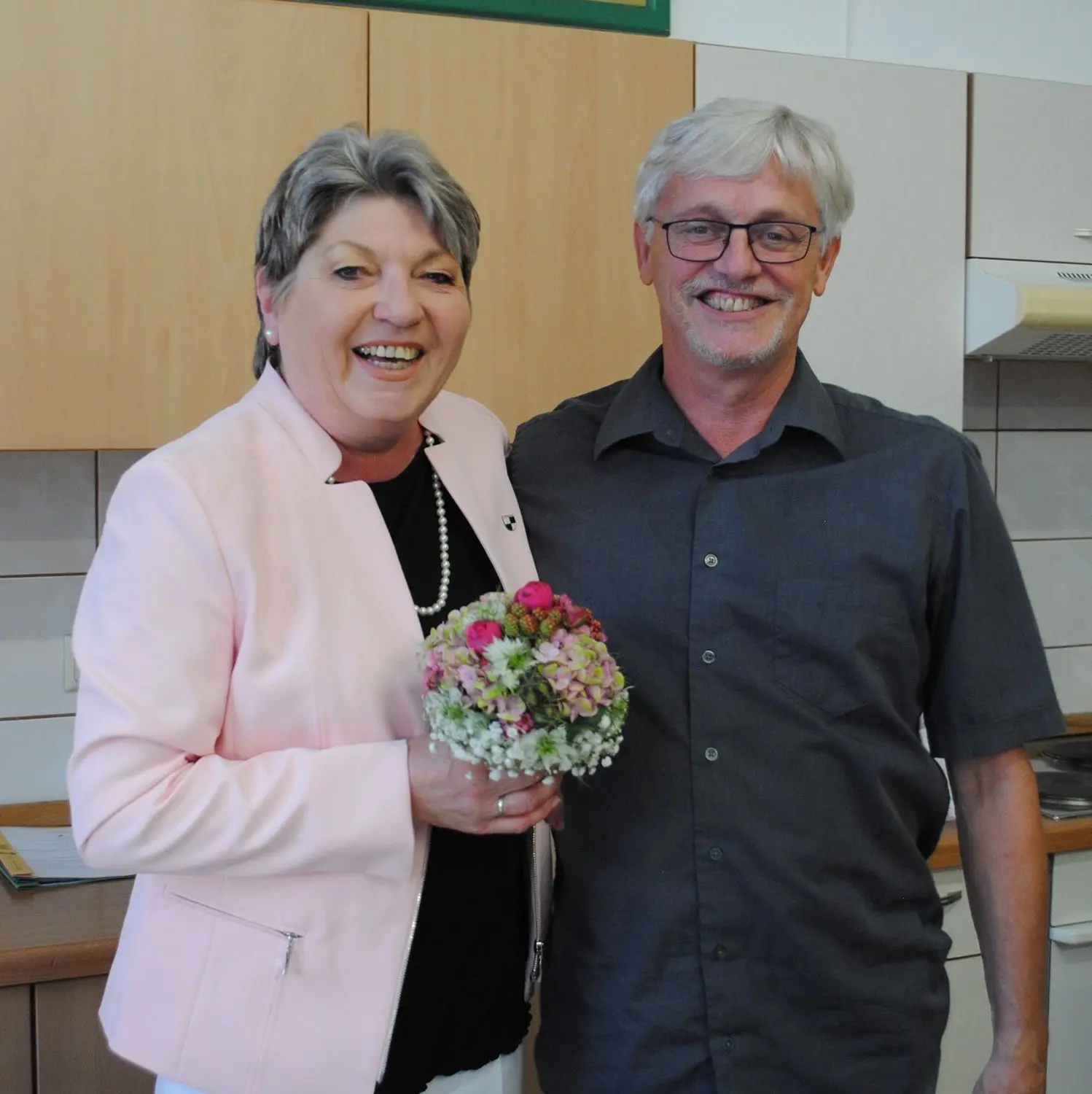 Nach 20 Jahren als Ortsvorsteherin ist ihre Zeit abgelaufen: Ingrid Riester erhielt Blumen von ihrem Stellvertreter Josef Wolf.