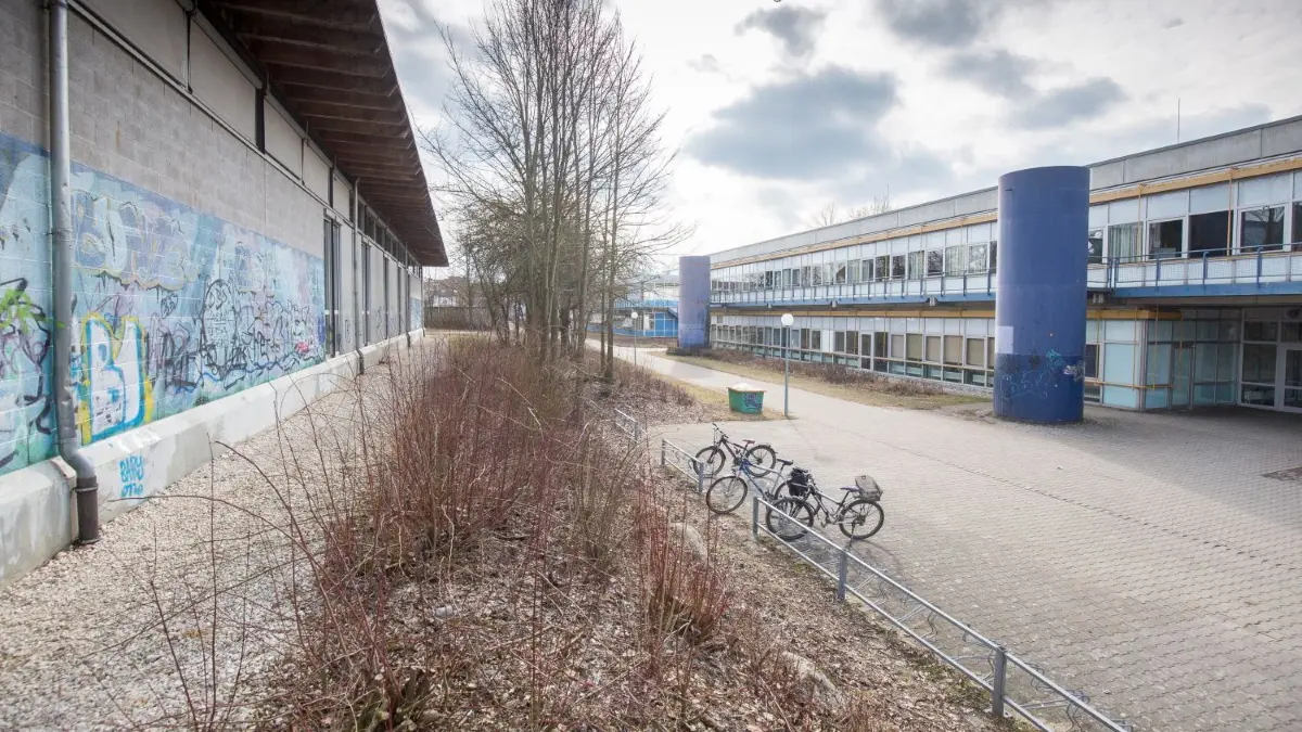 Im Albert–Einstein–Schulzentrum gibt es immer wieder Vandalismus–Fälle.
Schulzentrum Wiblingen Zaun gegen Vandalismus