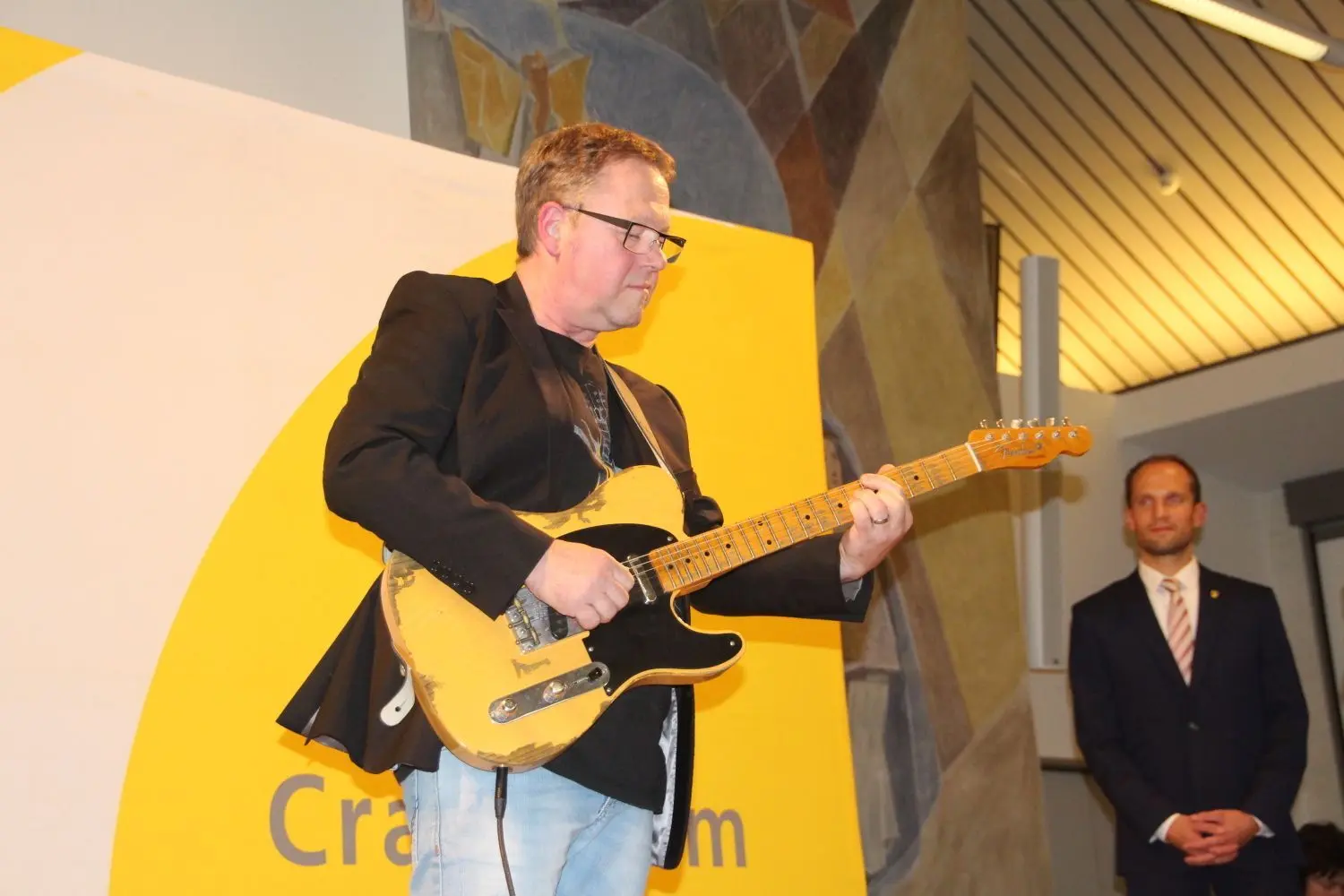 Gitarrist Ulrich Hoffmann trägt jetzt den Titel Musiker des Jahres 2018. Nach der Ehrung im Ratssaal gab er eine Kostprobe seines Könnens.⇥