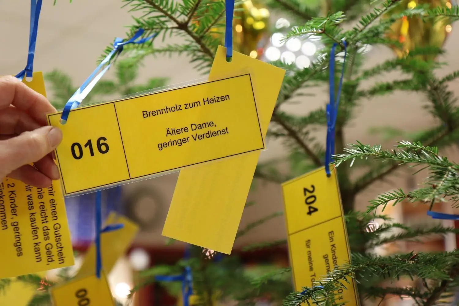 Damit auch Menschen mit wenig Geld einen Weihnachtswunsch erfüllt bekommen: Unser Bild stammt von einer früheren Wunschbaumaktion in Gaildorf. Dieses Jahr wird durch die Corona-Pandemie einiges anders sein.