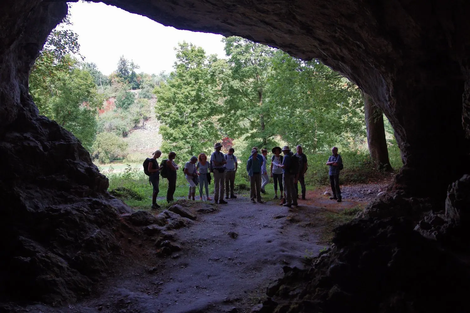 Ein Blick aus der Hohlenstein-Stadel-Höhle auf die Wandergruppe um Günther Krämer – von der Position einer Löwenmenschen-Figur aus aufgenommen.⇥