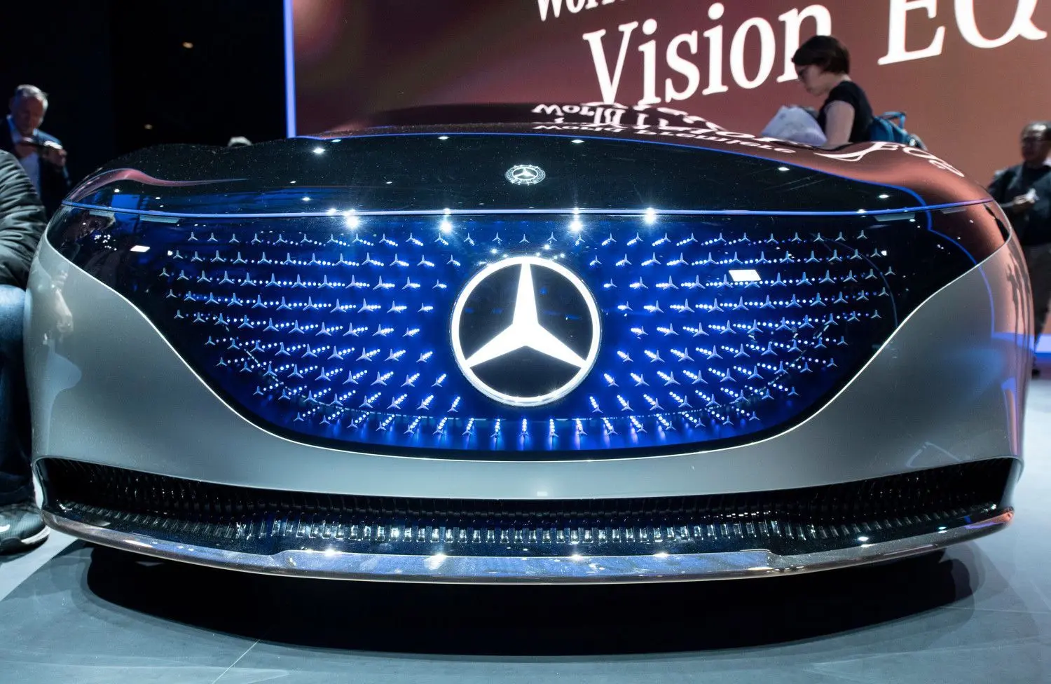 „Vision EQS“ von Mercedes mit LED-Animationen im „Kühlergrill“. ⇥
