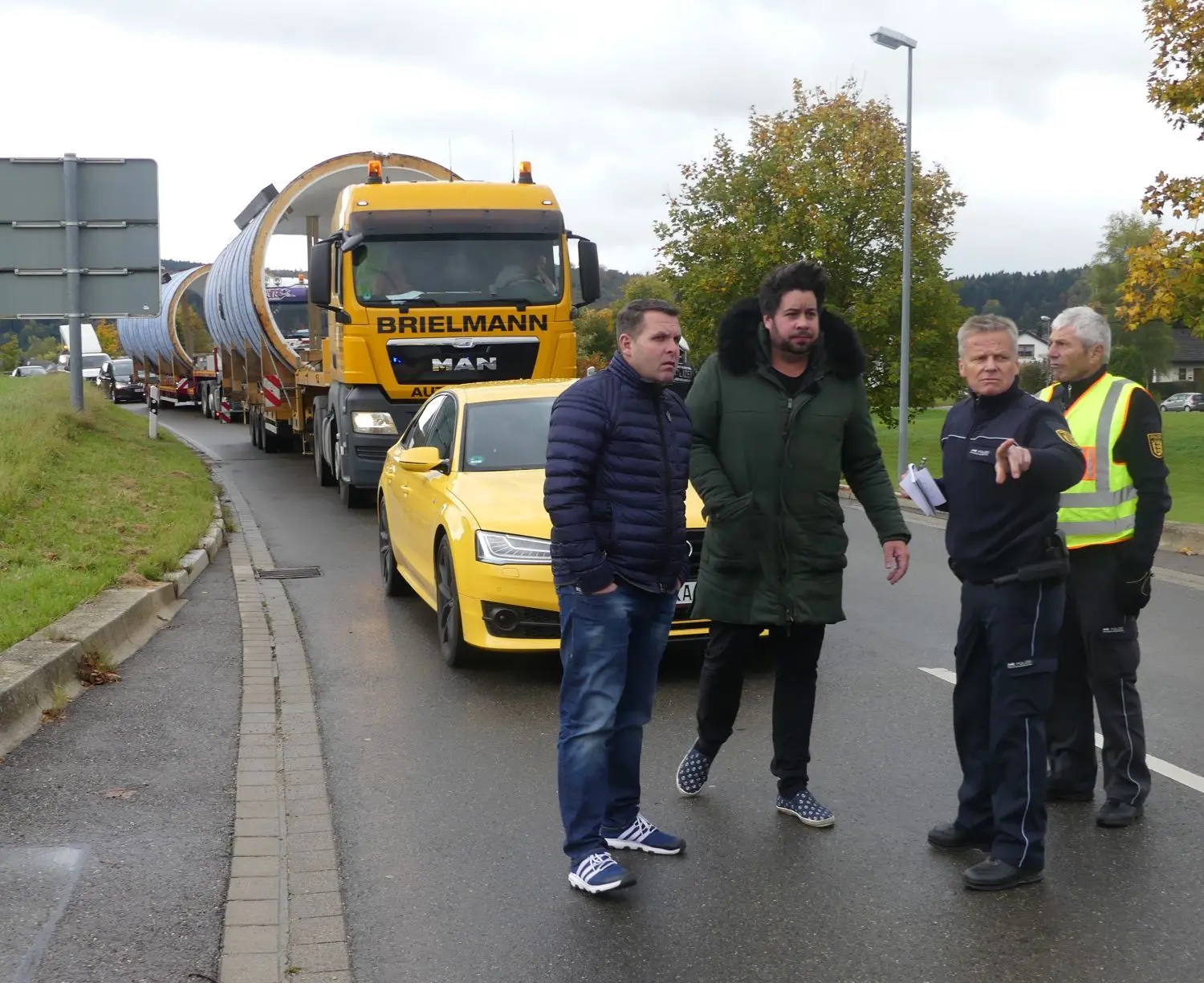 Der Kanz-Konvoi dürfte am Freitag Aufsehen erregt haben – und eine paar saftige Flüche. Denn die Schlange hinter den Schwerlastern zog sich über Kilometer. Doch die Polizei, lobten Sven (l.) und Michael Kanz, hatte alles bestens im Griff.