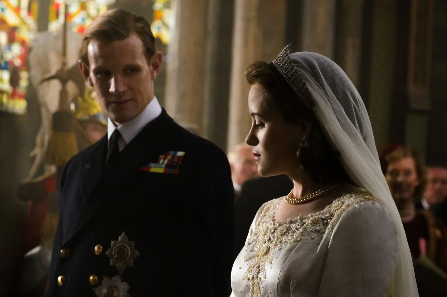 Claire Foy (neben Matt Smith) als junge Königin Elizabeth in „The Crown“. ⇥