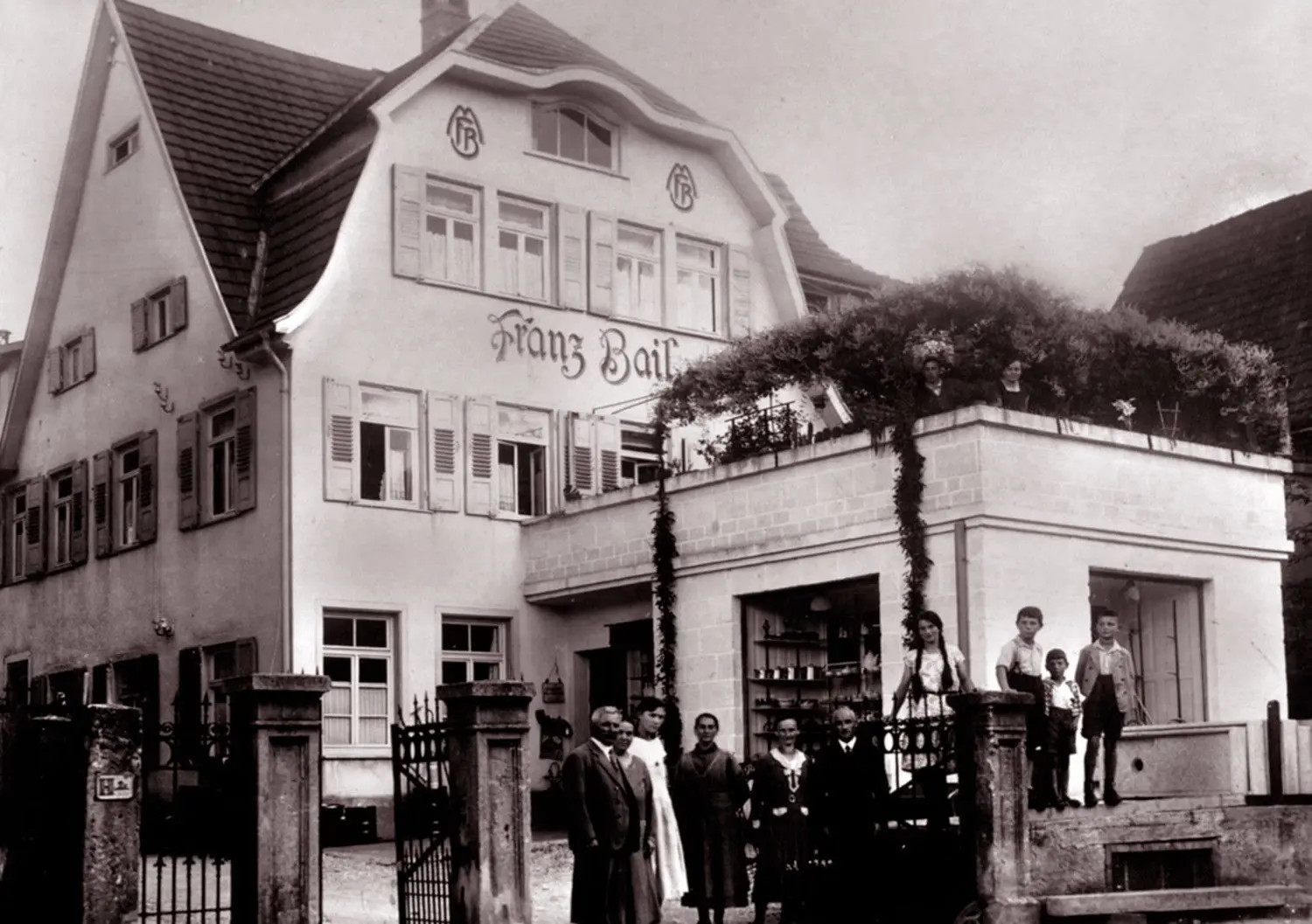 Vor einhundert Jahren hat Franz Bail das Kohlen-, Eisenwaren- und Baumaterialiengeschäft von Wandel & Maier in der Metzinger Friedrichstraße gekauft. Das Bild zeigt das florierende Unternehmen 1932.