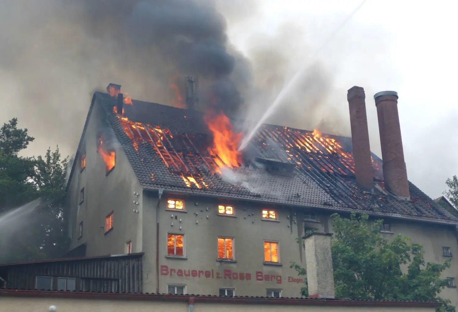 Über alle fünf Stockwerke bis zum Dachgeschoss stand die „Rose“ in Berg in Flammen. Ihm sei schnell klar gewesen, dass die Feuerwehr das Gebäude nicht retten könne, sagt Stadtbrandmeister Oliver Burget. Die Löscharbeiten dauerten über fünf Stunden.