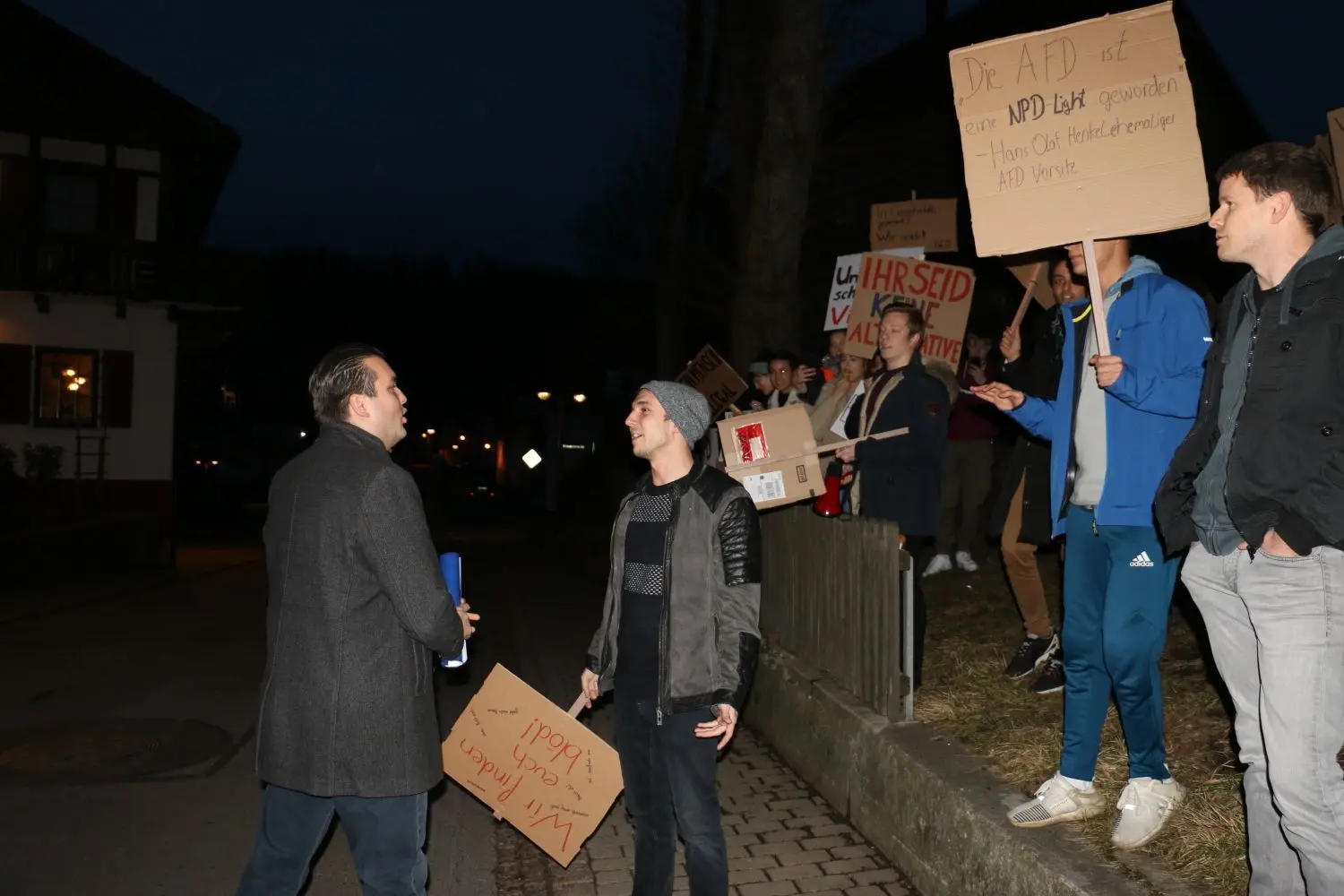 Udo Stein (links), Landtagsabgeordneter der AfD, geht für ein Wortgefecht auf die rund 25 demonstrierenden Bürger zu. Versammlungsführer Lukas Gwinner sagt mit Blick auf die AfD: „Auch Sachen, die klein anfangen, können groß und gefährlich werden.“ ⇥