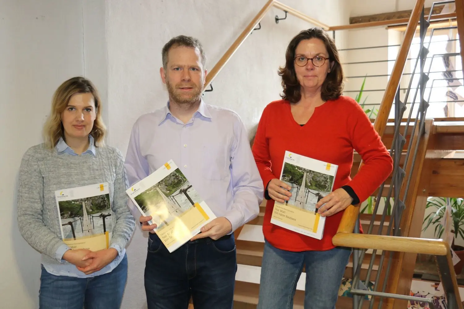 Kadri Peterson, Martin Dilger und Sabine Untheim von der VHS präsentieren das neue Programmheft. ⇥