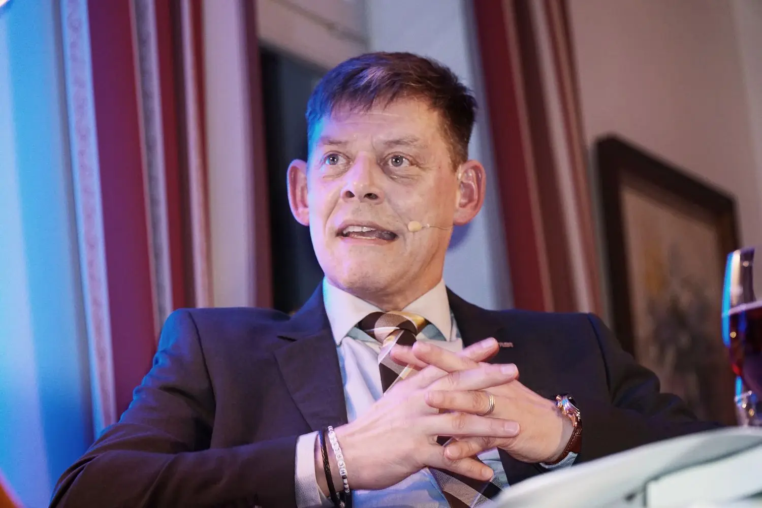 Enkel Rainer Höß hat mit seiner Familie gebrochen und setzt alles daran, die Vergangenheit aufzuarbeiten.⇥