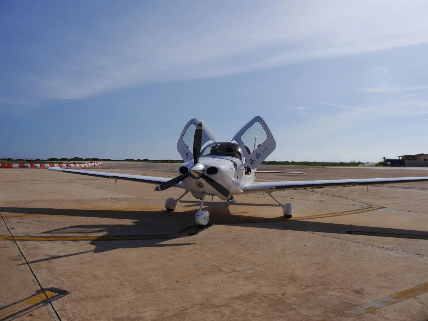 Zwischen sieben und zehn Stunden dauert eine Suchmission mit der „Moonbird“, einem viersitzigen Kleinflugzeug vom Typ Cirrus SR22