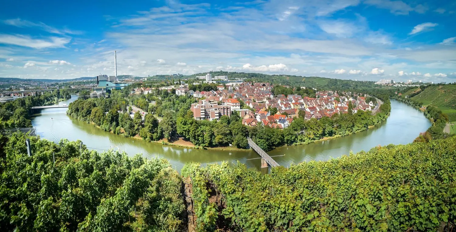 Umschlungen von einer Schleife des Neckars ist der Stadtbezirk Münster. ⇥