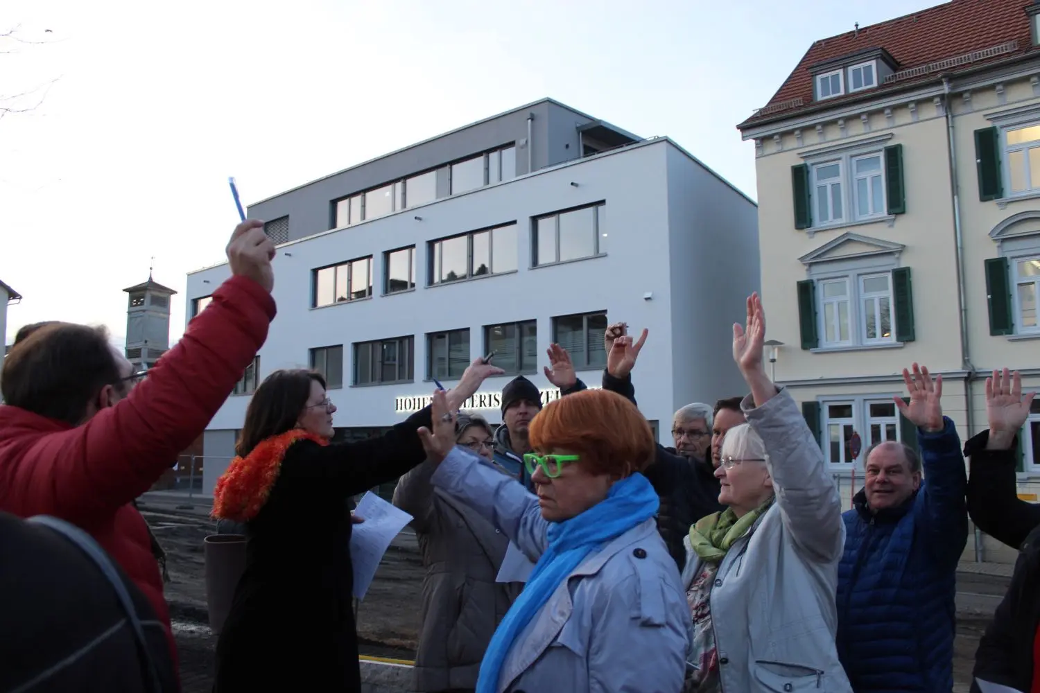 Hände hoch! Einen Abstimmungsmarathon brachte der Hechinger Gemeinderat auf dem Obertorplatz hinter sich.