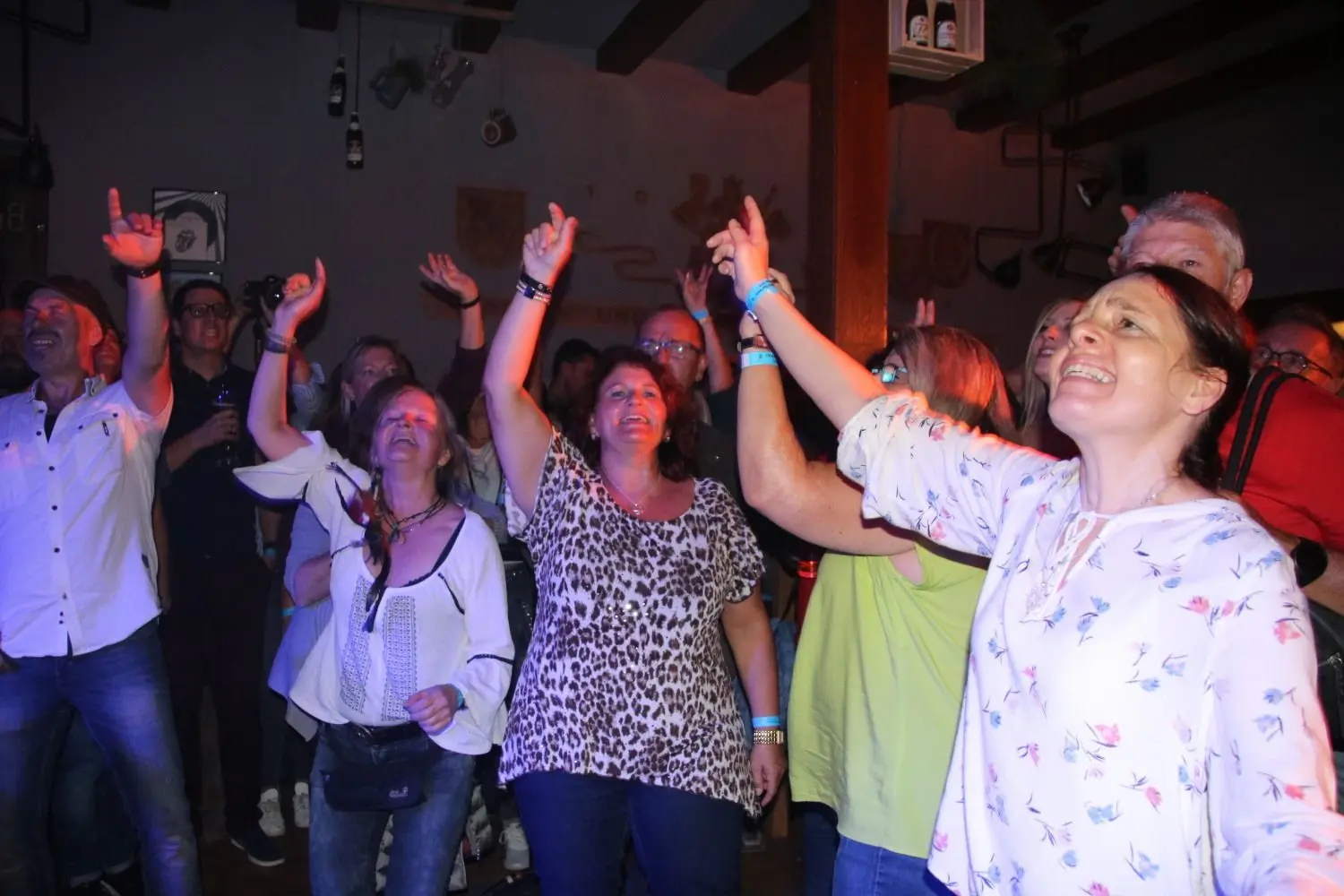 Ob energetische Party-Stimmung bei „fuenfkommanull“ oder Gänsehaut-Momente mit Soulsängerin Noreda Graves: Am Vorabend des Feiertags hatten die Besucher der Live-Musiknacht in Bad Urach die Qual der Wahl. ⇥