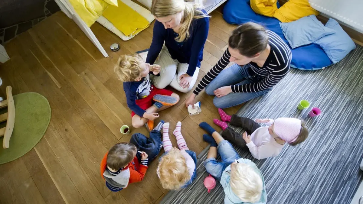 Zwei Tagesmütter und fünf Kinder: Der Betreuungsschlüssel in der Kindertagespflege sei so gut wie in der Kita, sagt Anna–Sarah Riadi aus Blaustein. Sie fordert bessere Bezahlung.⇥
ARCHIV - Zwei Tagesmütter essen am 20.08.2013 in Ratingen gemeinsam mit Kindern im Sitzkreis. Für eine einheitliche und leistungsgerechte Bezahlung von Tagesmüttern und -vätern will sich ein neuer Verband in Brandenburg einsetzen. Foto: Jan-Philipp Strobel/dpa (zu lbn "Tagesmütter fordern einheitliche Bezahlung" vom 27.09.2015) +++(c) dpa - Bildfunk+++
