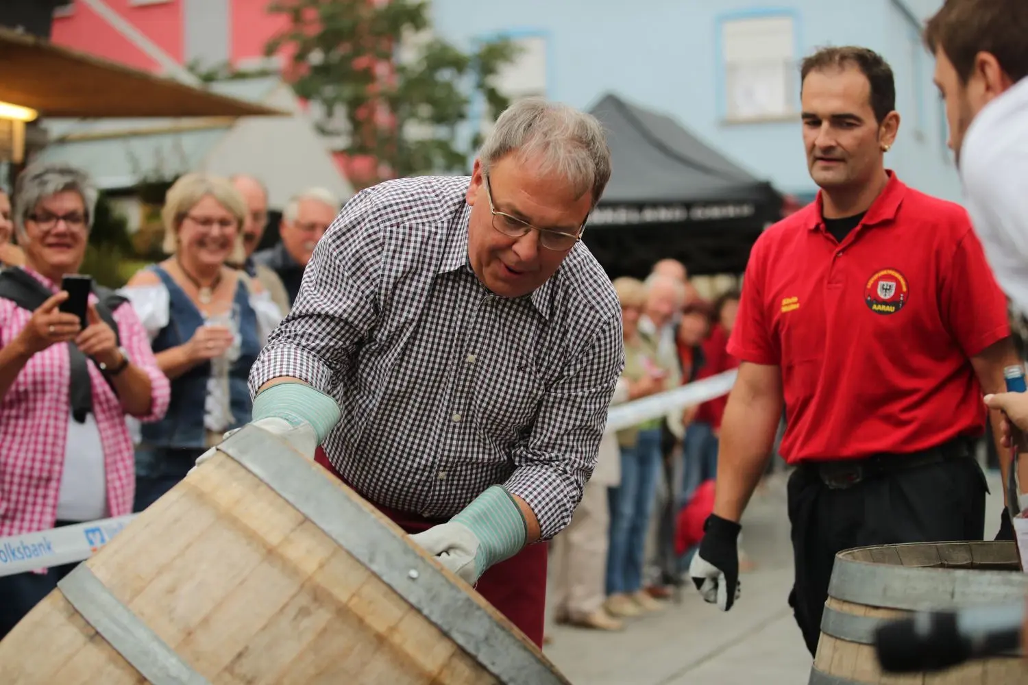 Wein, Musik, gutes Essen – und natürlich das traditionelle Fassrollen. Das Team „Wirte“ hat dazu in diesem Jahr gleich zwei Neulinge verpflichtet: OB Thomas Keck und unsere Reporterin.