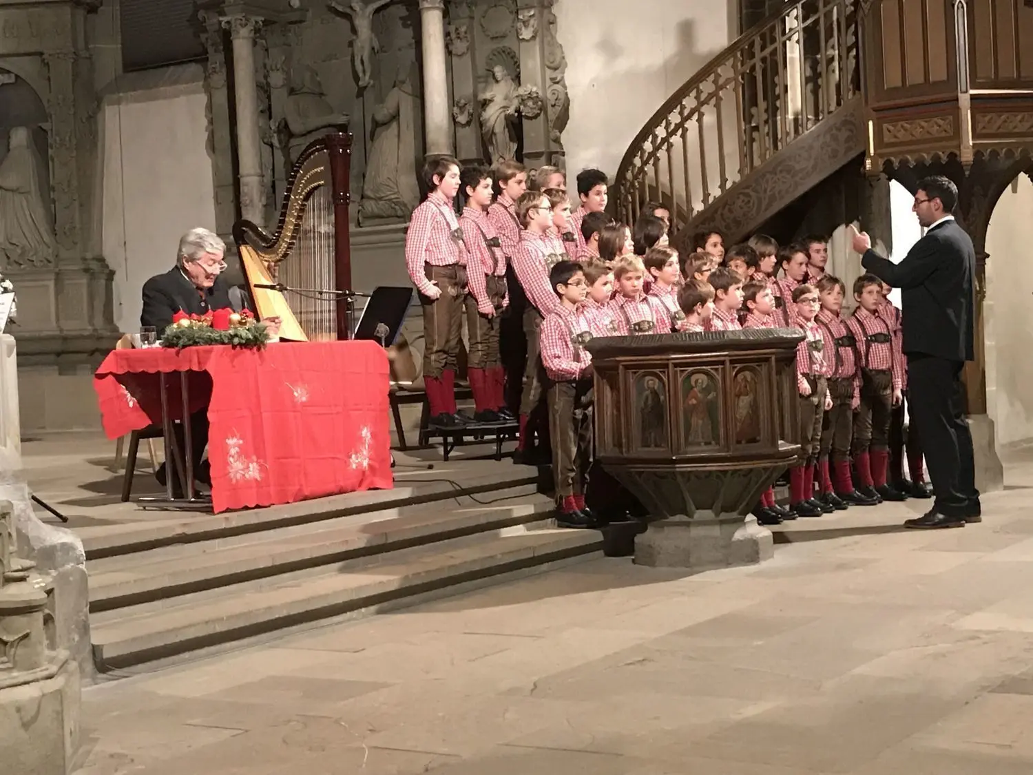 Die „Alpenländische Weihnacht“ bringt eine hochkarätige Besetzung in die Johanneskirche. So singt beispielsweise der Tölzer Knabenchor unter der Leitung von Dr. Clemens Haudum, und der Schauspieler Christian Wolff rezitiert.⇥