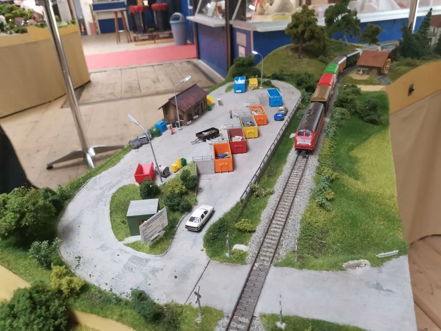Realität in Miniatur: Ein Modellbauer hat den Blaufeldener Recyclinghof verkleinert für die Anlage nachgebastelt.