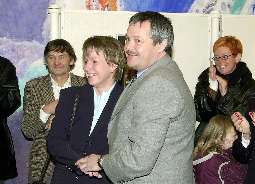 Geschafft: Mit seiner Frau Sylvia freut sich Gröner über den ersten Wahlsieg.