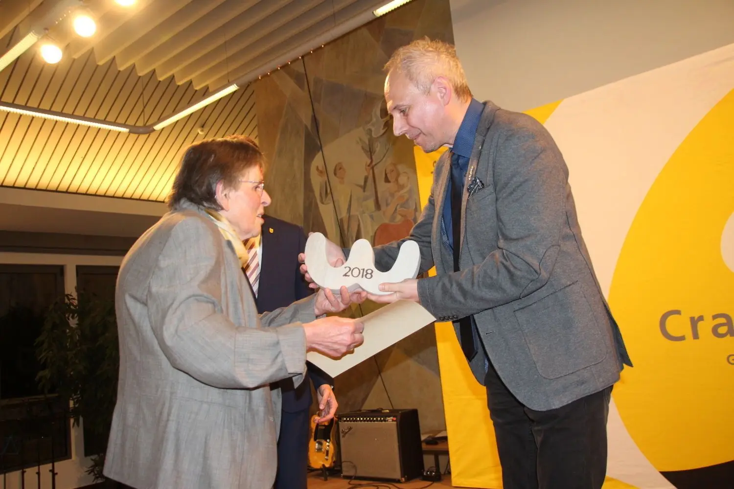 Roman Harms ehrt Marie-Luise Freitag für ihr Lebenswerk. Sie hat sich jahrzehntelang um die Kirchenmusik verdient gemacht.