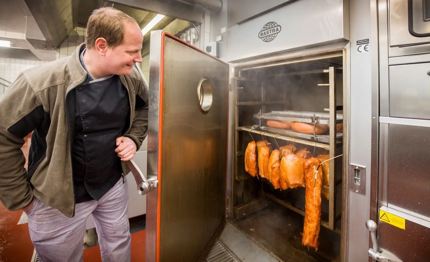 Betriebswirt Steffen Mittnacht freut sich über die moderne Räucherkammer, in der der Schinken im Buchenholz-Rauch hängt.