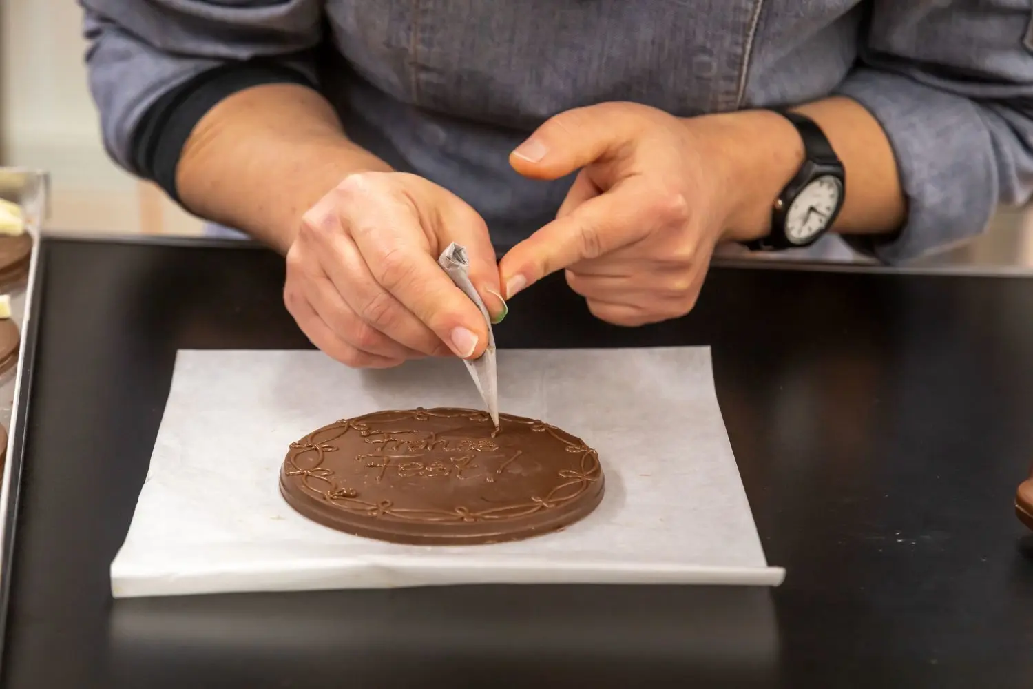 Ob Porsche oder Weihnachts­taler – alles ist handgemacht, was in der Konditorei Tiffany´s verkauft wird. Katrin und Uwe Naas betreiben das Café und verarbeiten nur noch Schokolade, nach eigenem Rezept hergestellt.