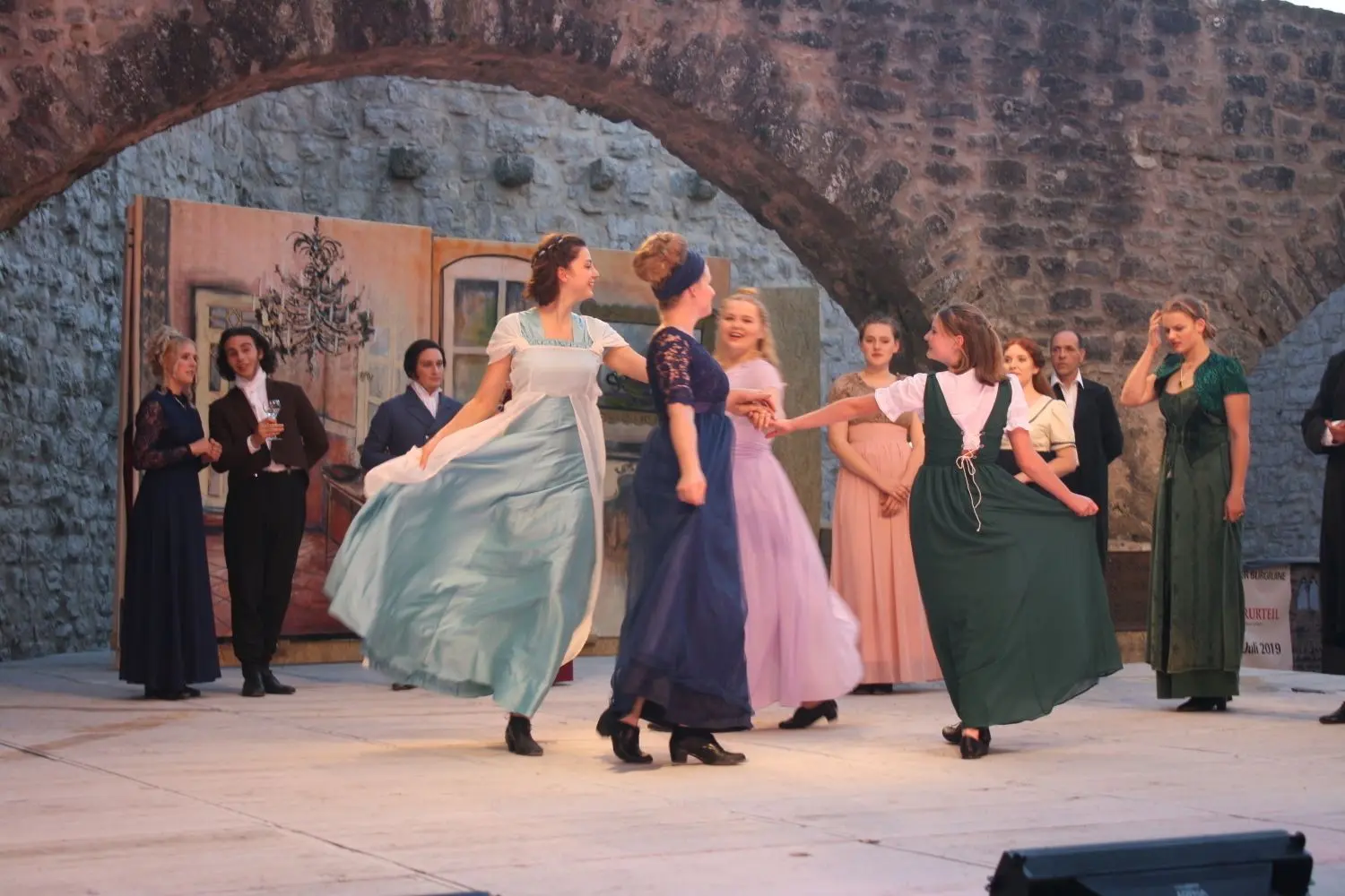 In der Komödie „Stolz und Vorurteil“, die in der feinen englischen Gesellschaft um 1800 spielt,  dreht sich ein munteres Heiratskarussel. Ein Abendempfang mit züchtigen Tänzen gehört dazu. Myriam Lifka hat mit den jungen Frauen die Choreografie einstudiert. ⇥