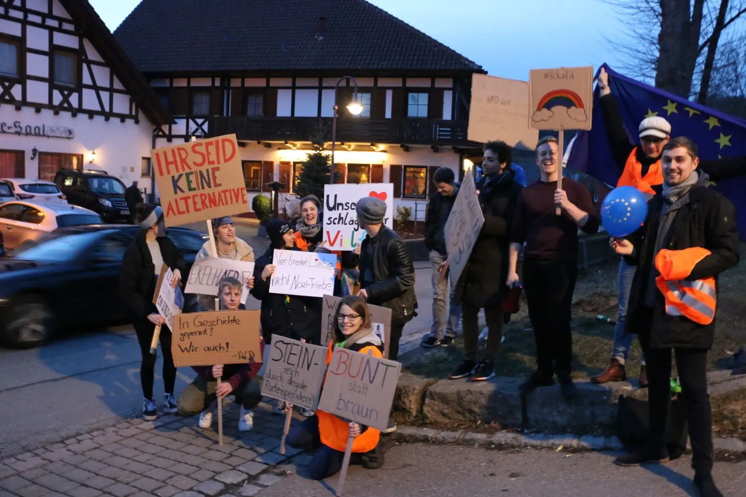 Zirka 25 vorwiegend junge Leute demonstrieren an Aschermittwoch, 6. März, vor der Gaststätte  Goldener Hirsch in Bühlerzell gegen die Veranstaltung der AfD⇥