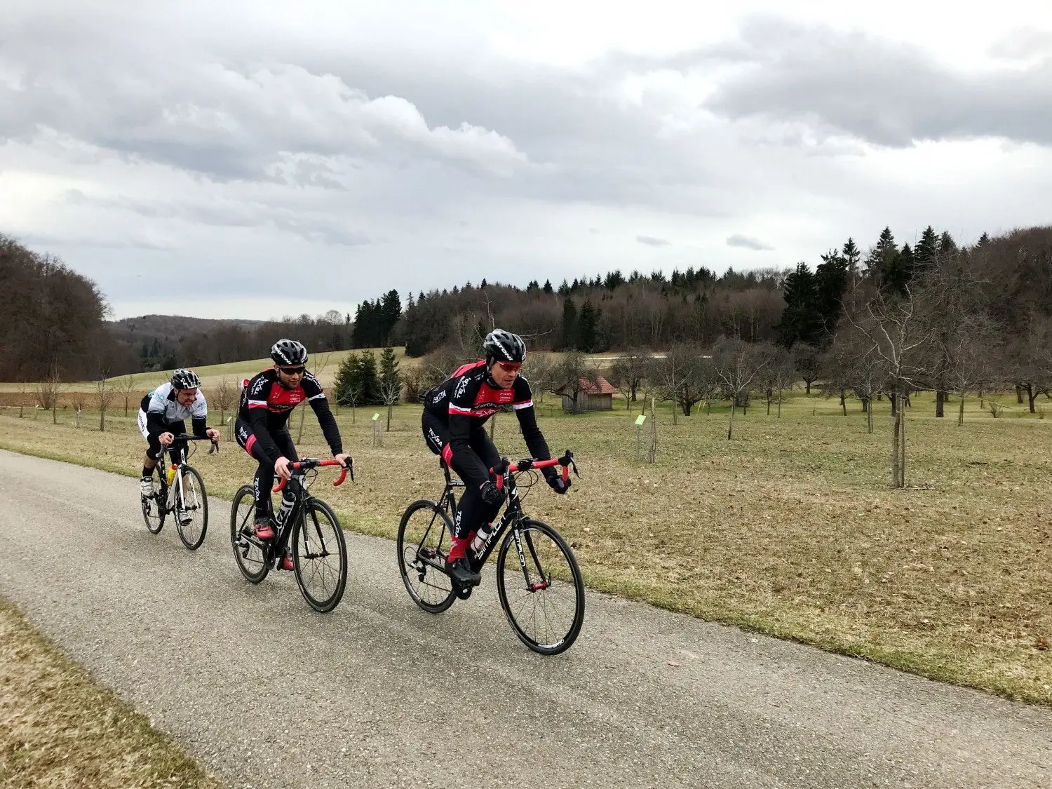 Schon seit Ostern trainieren immer mal wieder am Wochenende Teilnehmer am Straßenradrennen „Rund um den Reiselhau“ auf der Wettkampf-Strecke – auch der Münsinger Uwe Hardter (vorne) beim Anstieg aus dem Maientäle.⇥