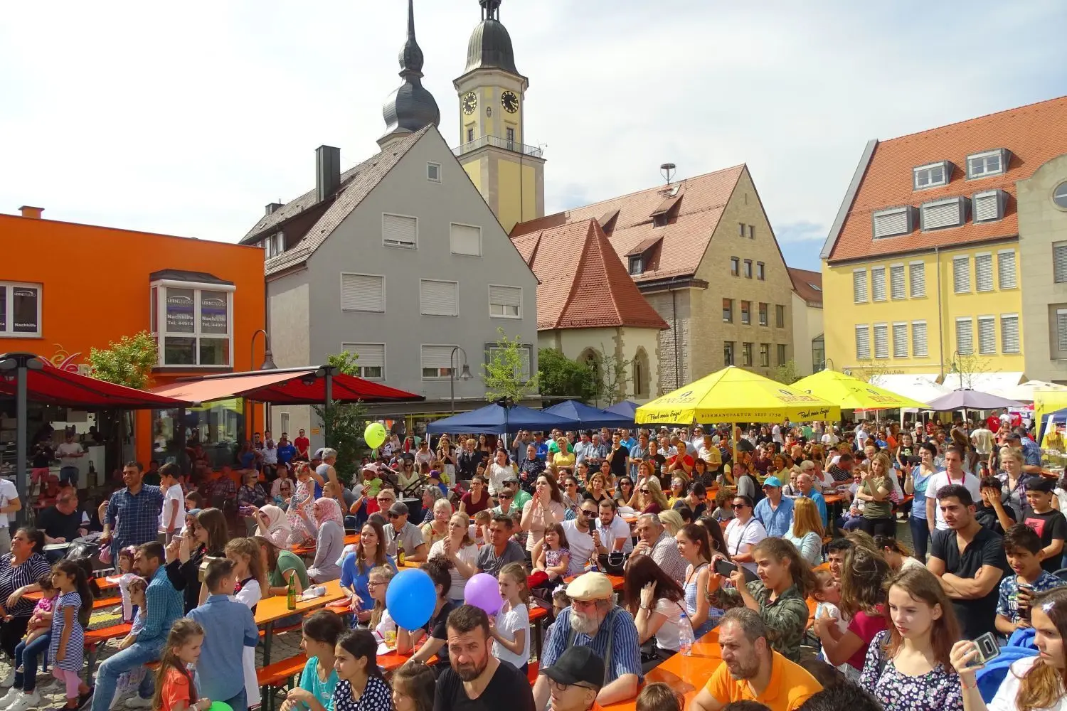 Menschen jeden Alters aus ganz unterschiedlichen Kulturen bringen ganz viel Leben auf den Schweinemarktplatz.⇥