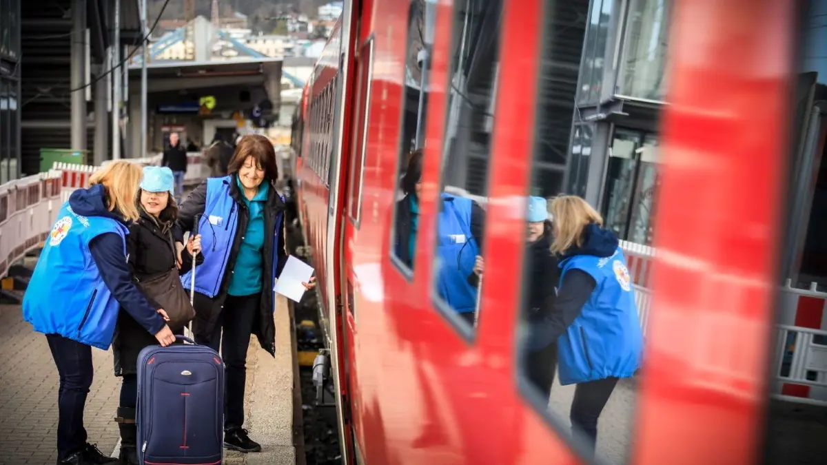 Von Zug zu Zug: Wer beim Umsteigen Hilfe braucht — hier eine blinde Reisende — wird von den Ehrenamtlichen begleitet.
Bahnhofsmission Ulm: Unterwegs mit den Ehrenamtlichen der "Nächsten Hilfe".