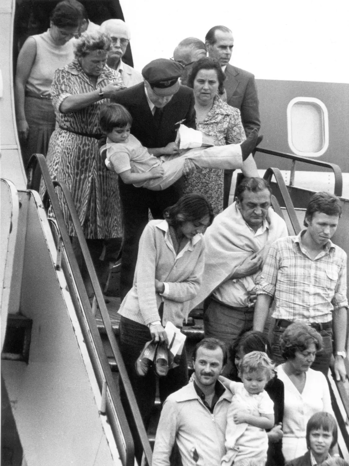 Endlich zu Hause: Befreite Geiseln des entführten Ferienfliegers „Landshut“ kommen 1977 nach der Odyssee über Rom, Zypern, Dubai und Mogadischu auf dem Frankfurter Flughafen an. ⇥