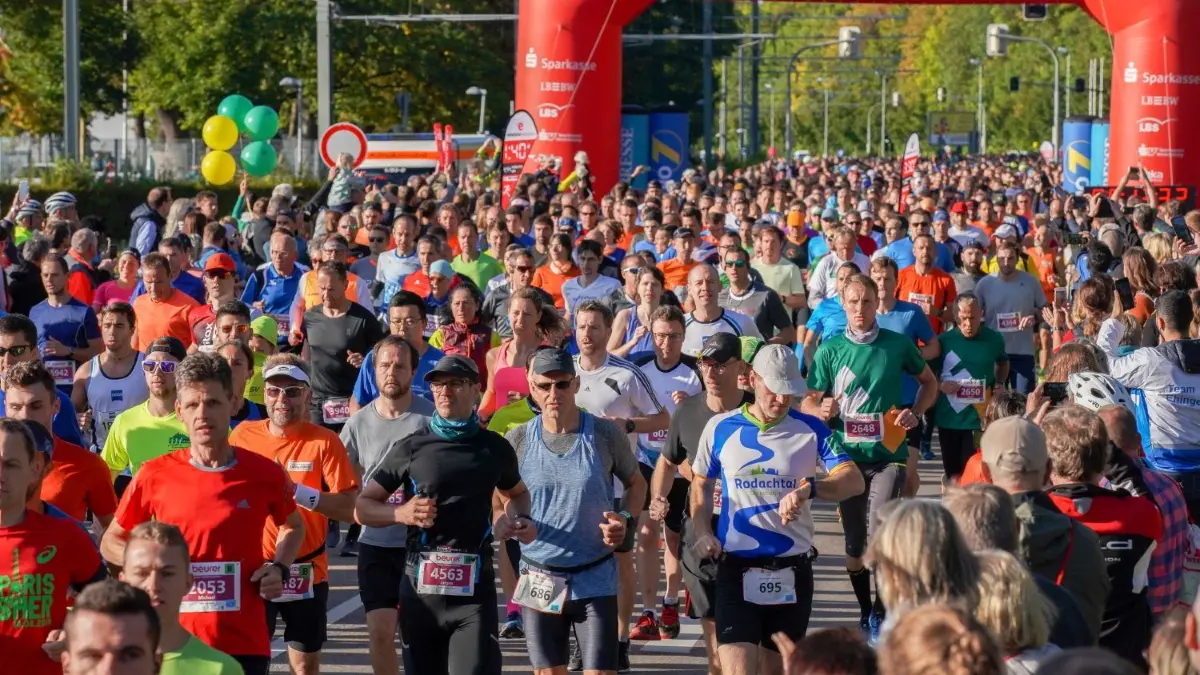 Vor zwei Jahren (Foto) ging der letzte reale Einstein–Marathon über die Strecke. Das Organisationsteam will ihn in diesem Herbst unter strengen Auflagen wieder live stattfinden lassen. ⇥
2019 Marathon Start